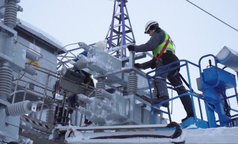 Eiríkur up in a lift and when you need to stretch out from the lift, it is best to have safety first…