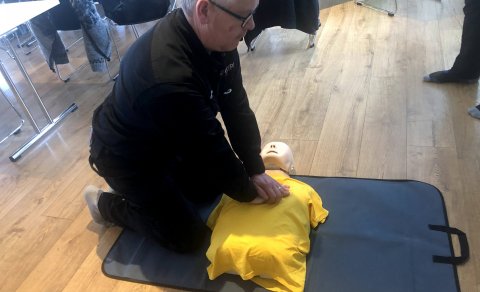 Jón Sigurðsson margreyndur rafvirki tryggir að hjartað komist í takt þannig að rafkerfi líkamans hal…