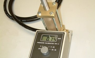 Rafeyri festir kaup á tækjum til kvörðunar á hita og þrýstiliðum