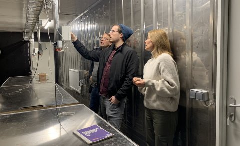 Atli Rafn (hátækniverkfræði B.Sc.) kennir Rakel og Brynjari á stjórnkerfi nýja gámsins.